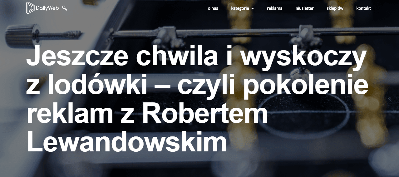 A DailyWeb article card headlined "Jeszcze chwila i wyskoczy z lodówki – czyli pokolenie reklam z Robertem Lewandowskim" ("Any minute now he'll jump out of the fridge — the generation of ads starring Robert Lewandowski").