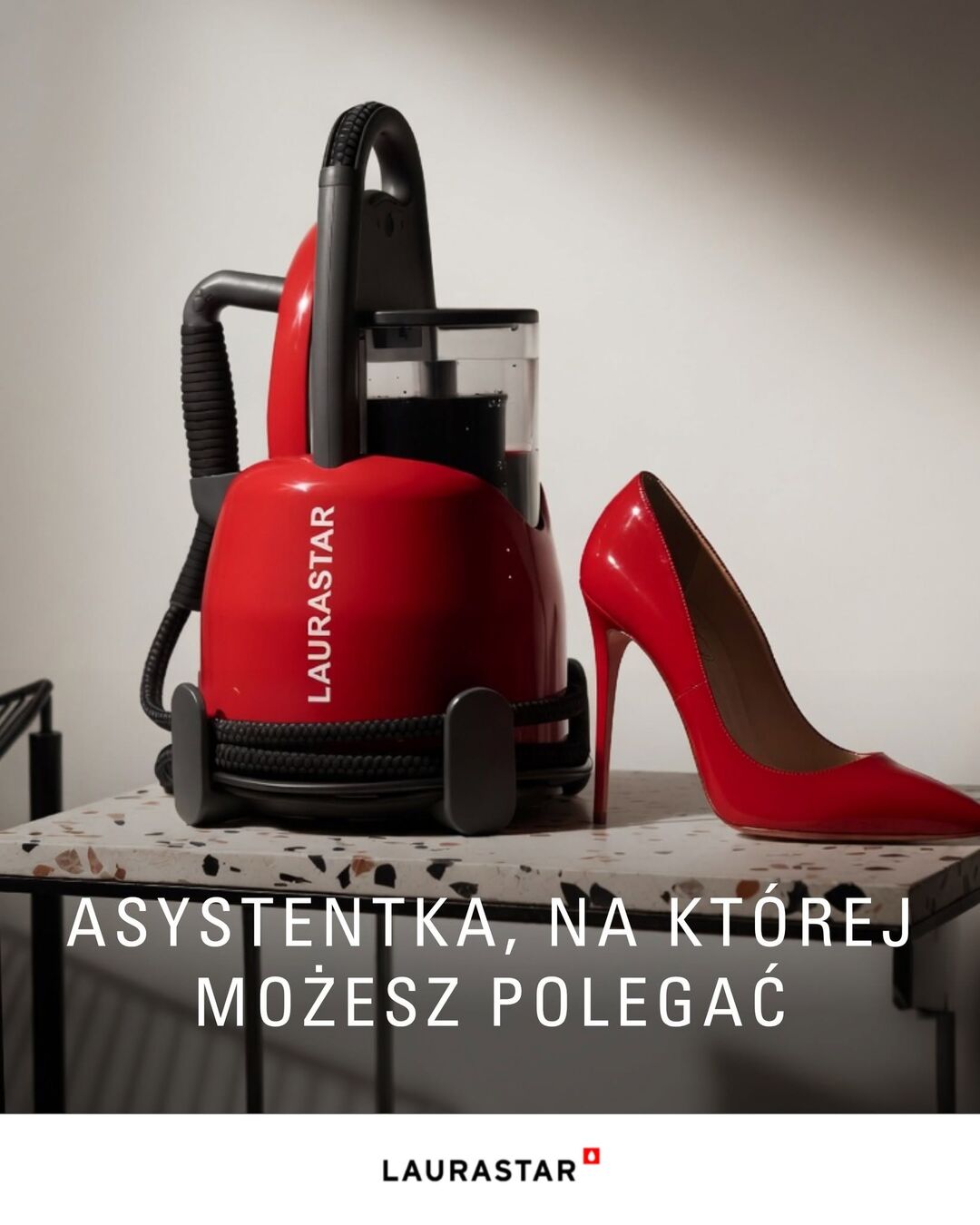 Kreacja Laurastar „Asystentka, na której możesz polegać” — parownica obok czerwonej szpilki