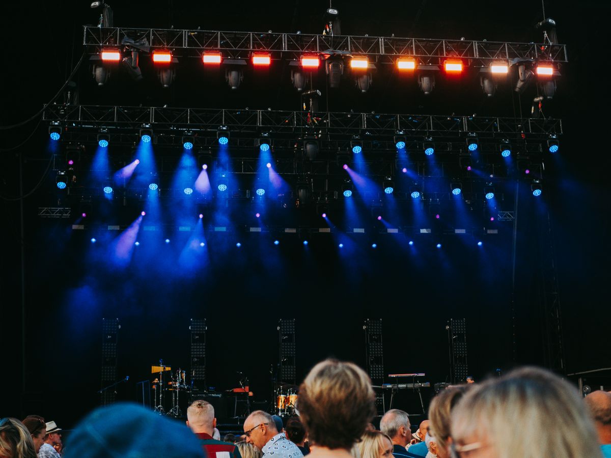 Scena koncertowa w niebieskich światłach