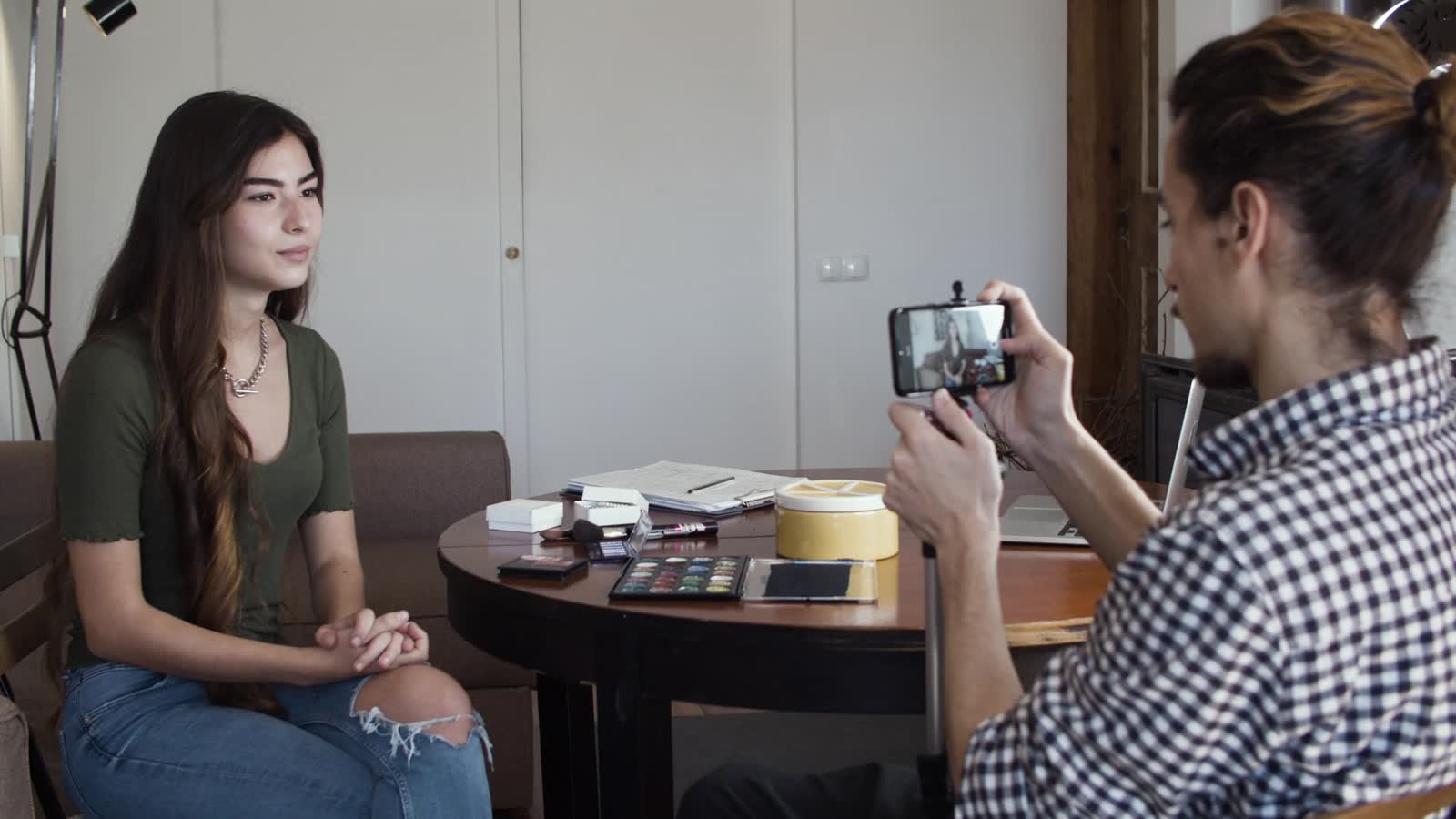 Twórczyni prezentuje produkt do kamery telefonu, druga osoba nagrywa materiał